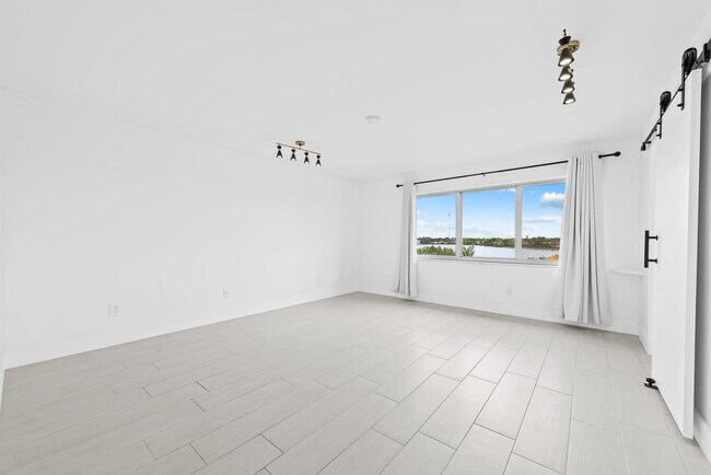 Building Photo - 877 NE 195th St