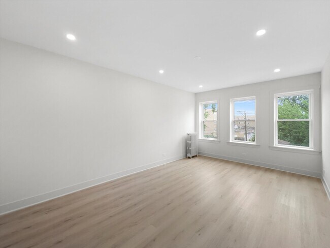 Building Photo - 3035 W Rosemont Ave