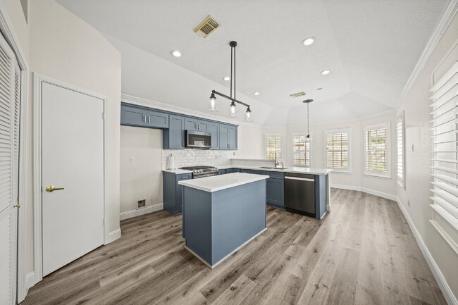 Building Photo - Beautifully updated 3-bedroom, 2-bath single-story home in Pearland's highly sought-after Country...