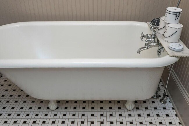 Building Photo - 242 Haralson Ave NE