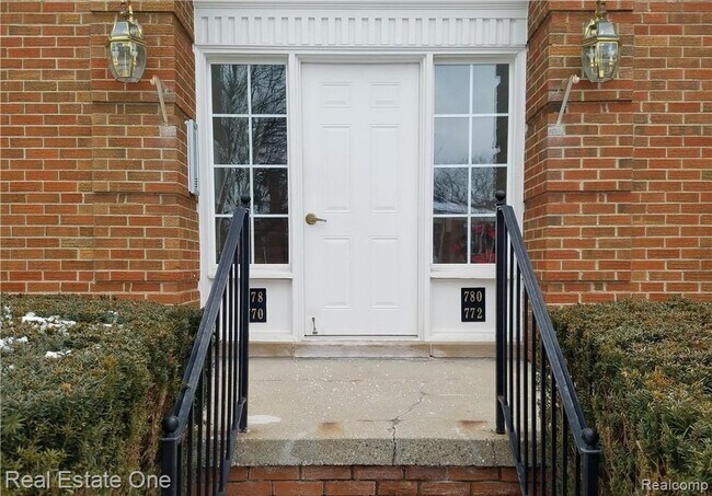 Building Photo - 780 E Fox Hills Dr