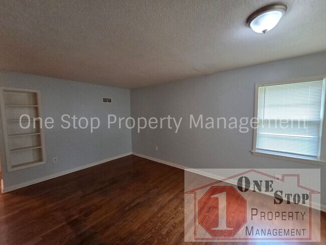 Building Photo - Beautiful 2 Bedroom 1 Bathroom in Lee Summit!