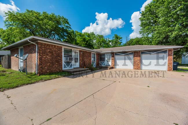Primary Photo - 1318 Peach Ave
