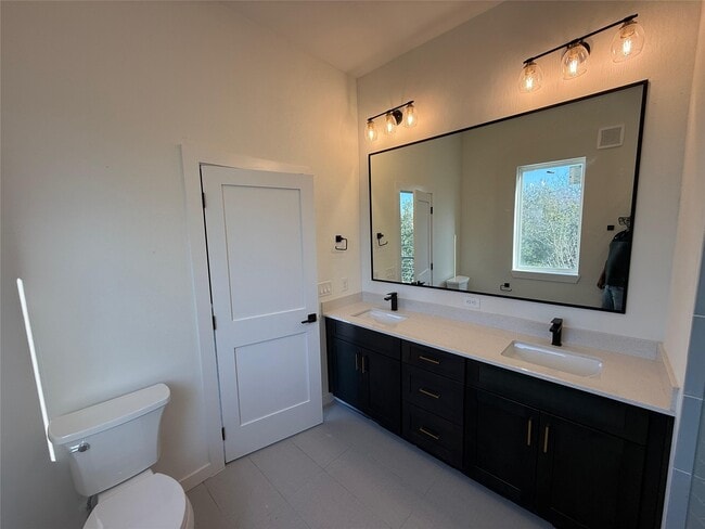 Building Photo - 2000 Riverside Farms Rd