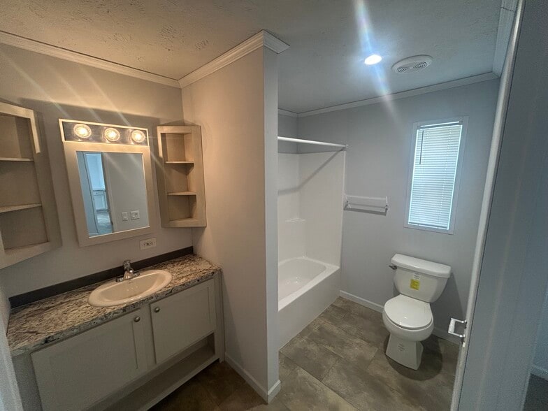 Building Photo - 103 Oak Ave