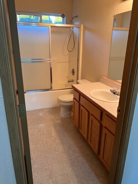 full bath upstairs (hall) - 5541 Glenridge Way
