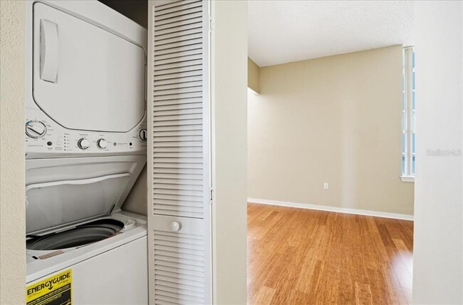 Building Photo - 701 Mirror Lake Dr N