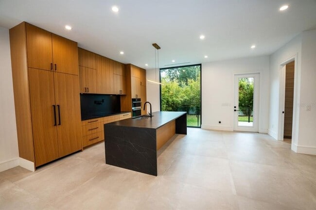 Building Photo - 3010 W Trilby Ave