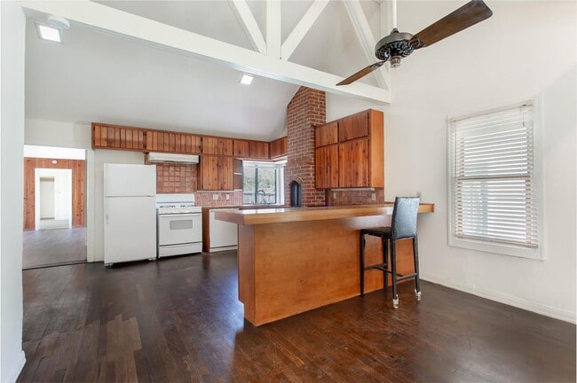 Building Photo - Charming 2-Bedroom, 1/5-Bath Home in Little Forest Hills