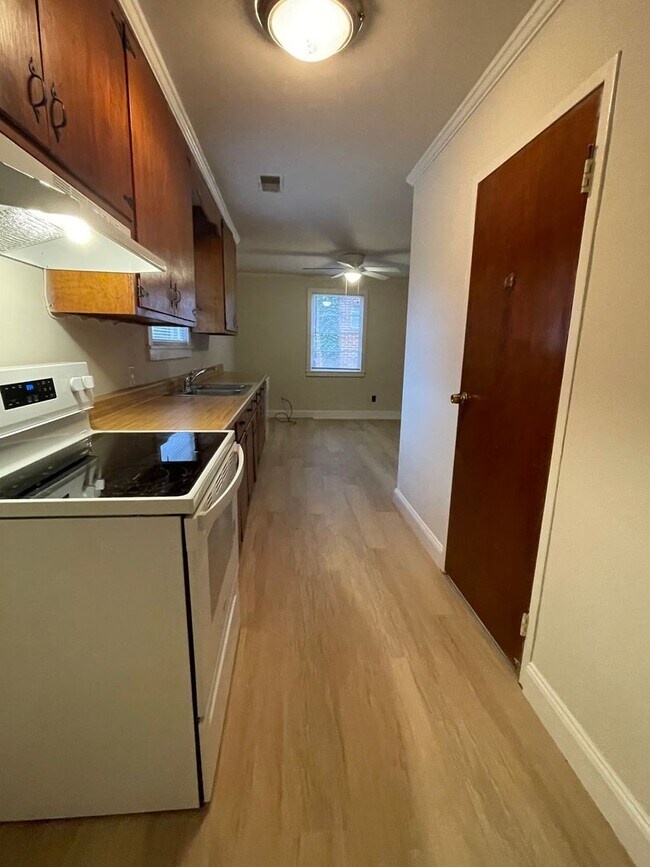 Building Photo - 2 Bedroom/1 Bathroom Duplex Located off of...