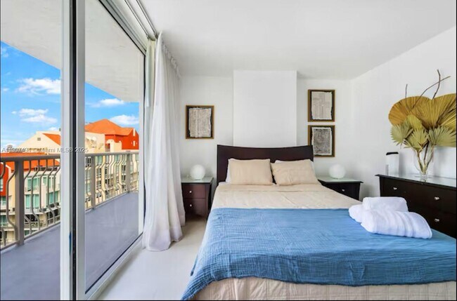 Building Photo - 1200 Brickell Bay Dr