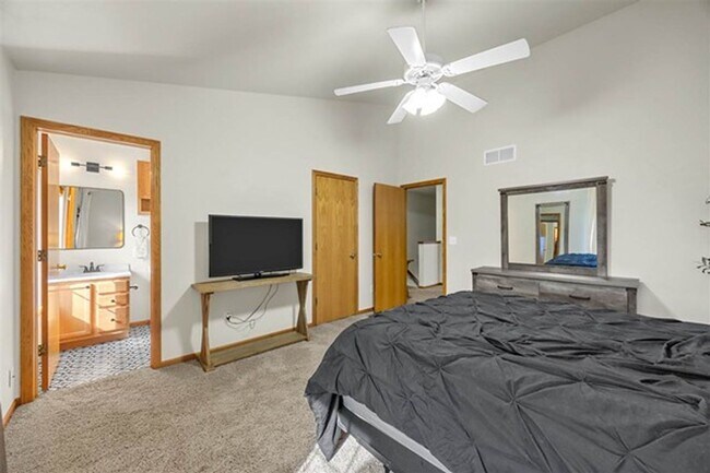 Building Photo - 2 Bedroom, 2-1/2 Bath Townhouse on Iowa City East Side!!