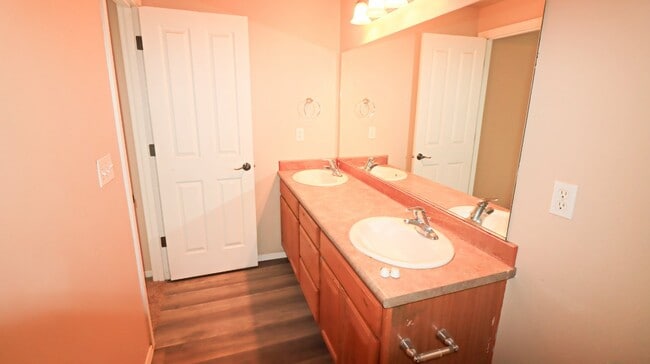 Building Photo - *MOVE IN SPECIAL*  3 Bedroom 2 Bath Single...