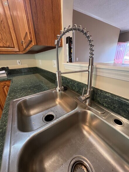 Building Photo - 1694 Red Oak Dr