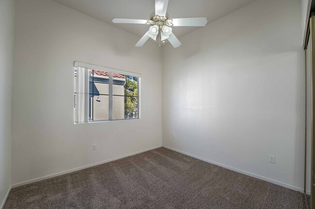 Building Photo - 3 Bedroom Open Layout Condo in Gated Commu...
