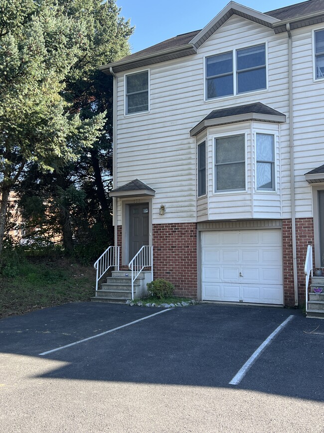 Building Photo - 111 E Strawberry Aly