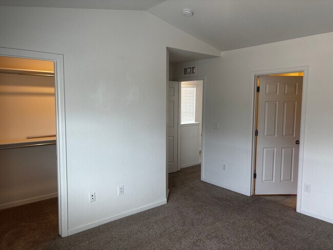 Building Photo - Available now 3bd 3.5 ba .Town home for rent located near Buckley AFB between Smokey hill and Qui...