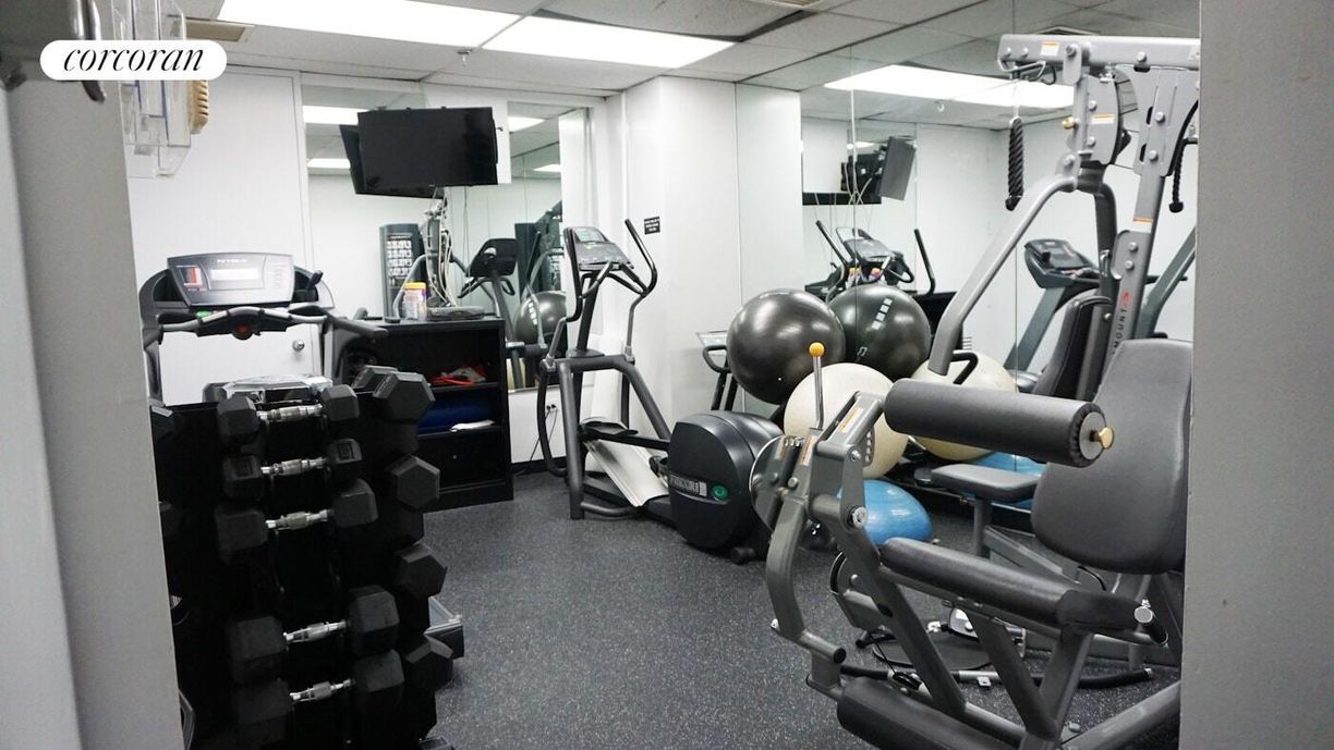 Building Photo - 130 W 79th St