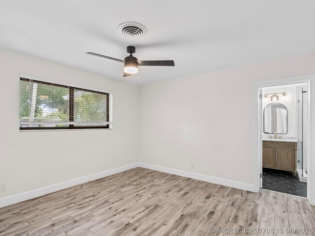 Building Photo - 909 SE 14th Dr