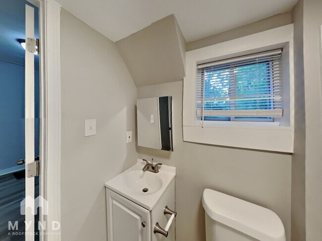 Building Photo - 117 Thayer Ave SE