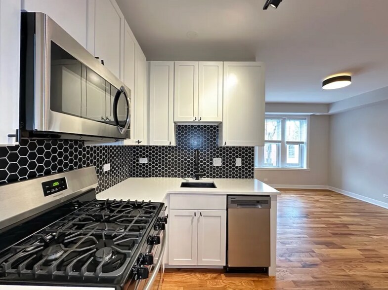 Building Photo - 655 W Wrightwood Ave