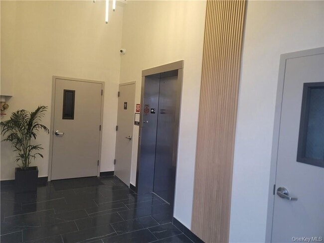 Building Photo - 348 Main St