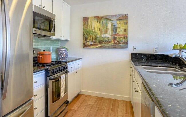 Building Photo - Spacious & bright 3 bedroom 2 bath home in...