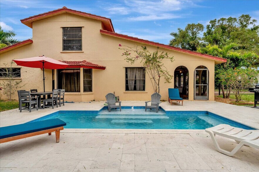 Building Photo - 612 Montezuma Dr