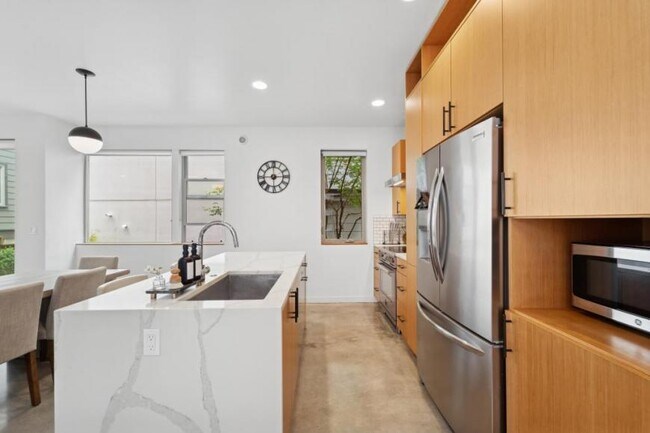 Building Photo - 3 bedroom in Seattle WA 98118