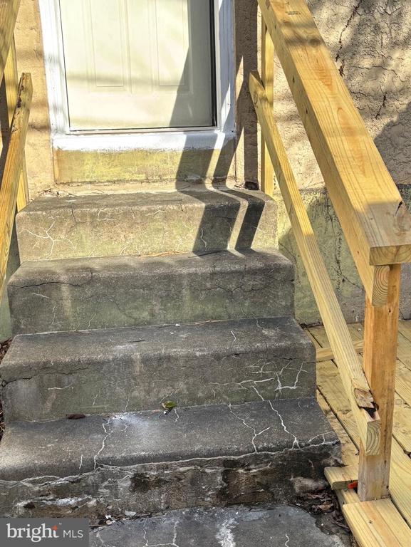 Building Photo - 914 Burnside Rd