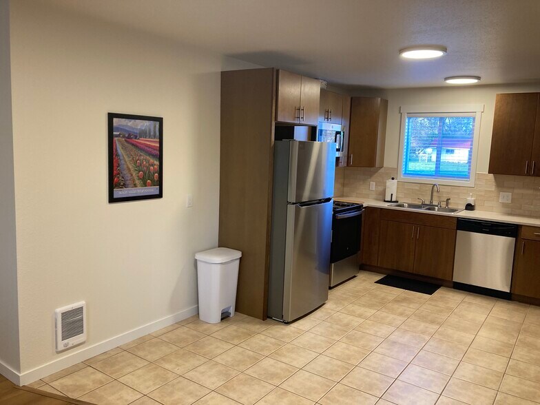 Building Photo - 14275 Avon Allen Rd