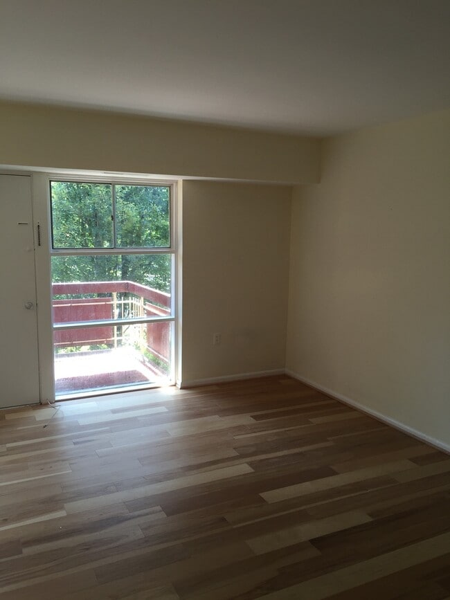 Building Photo - PRICE REDUCTION! A two bedroom, one bath condo apartment located Near the intersection of Univers...