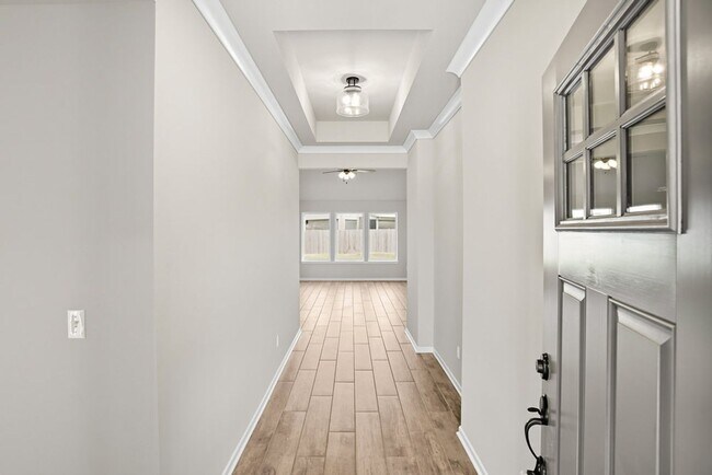 Building Photo - Like new, Move in Ready.