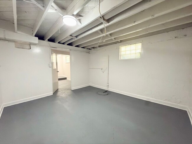 Building Photo - Newly Renovated Move-In Ready 3 Bed, 3 Bath Home!