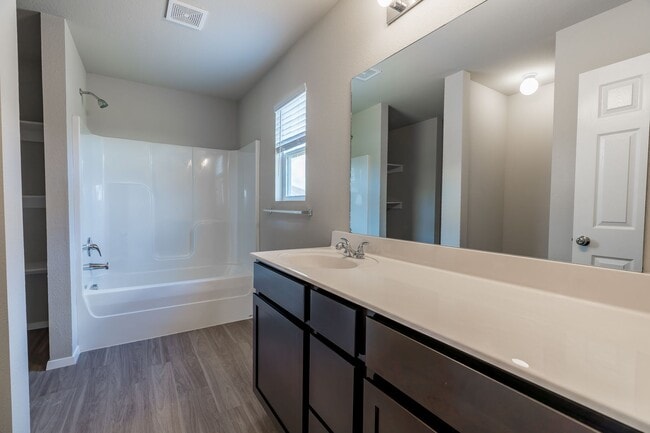 Building Photo - Large 4 Bedroom Home w/3 car Garage and Fe...