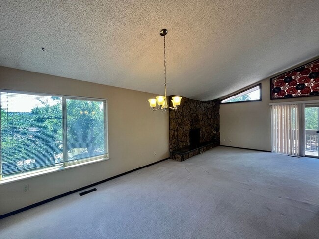 Building Photo - 4 Bedroom Bi Level Home in Rockrimmon