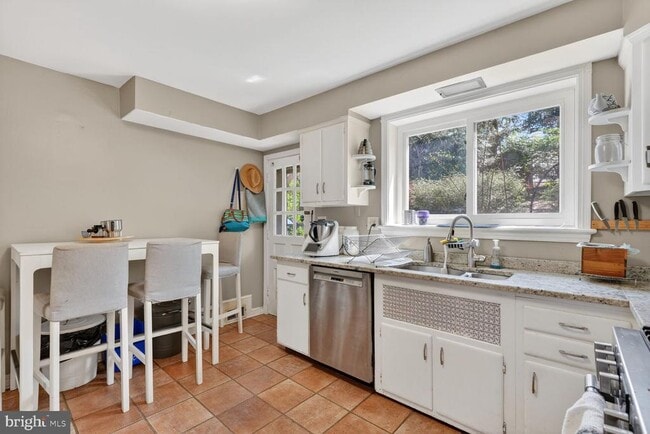 Building Photo - 7215 Rollingwood Dr