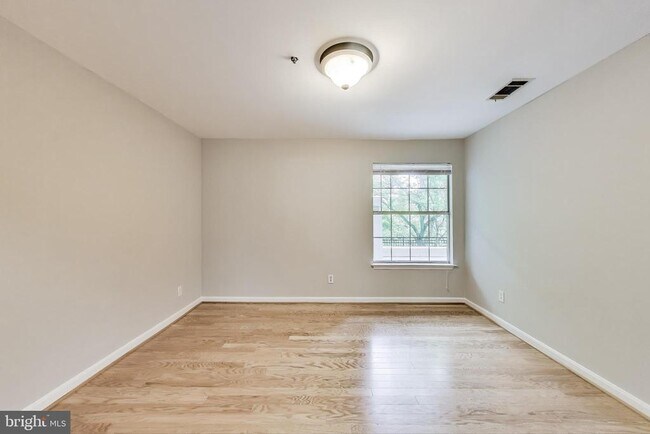 Building Photo - 5700 Chapman Mill Dr