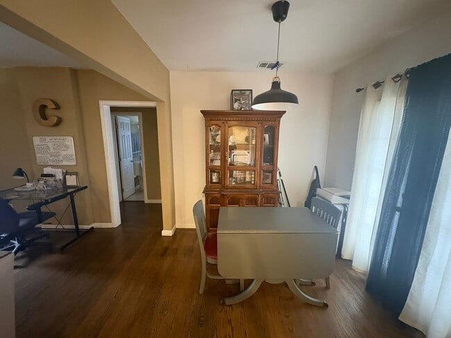 Building Photo - Cozy 2 Bedroom Near Downtown – Pre-Lease Available Today!