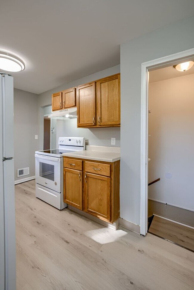 Building Photo - 2 Bedroom With Oversized Garage & Prime Location Near 90th & Blondo!!