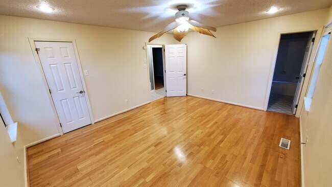 Building Photo - 1 Pine Way Ct