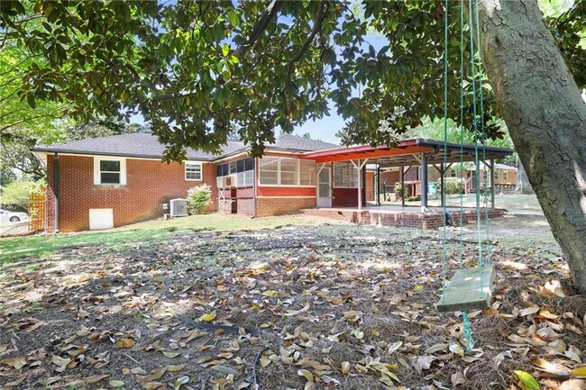 Building Photo - 2311 Robin Ln SE