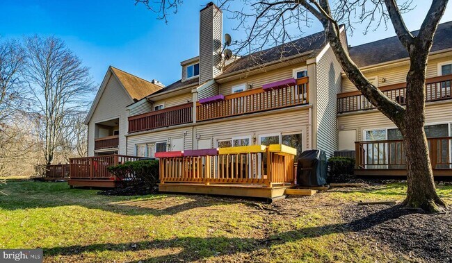 Building Photo - 227 Carriage Ct