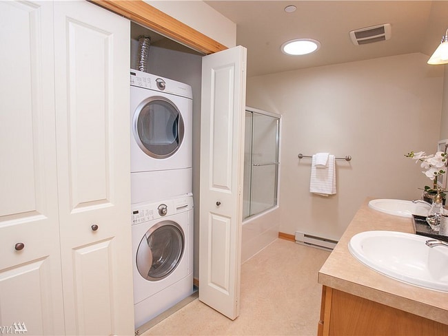 Building Photo - Nice Spacious Bainbridge Condo in heart of downtonw