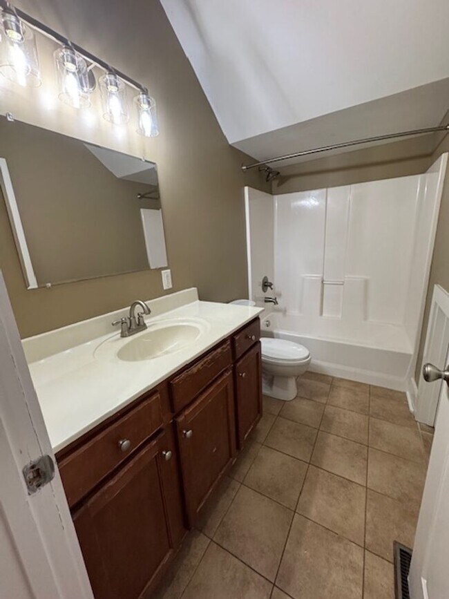 Building Photo - 1037
