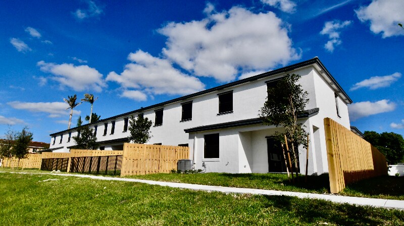 Building Photo - 4949 Peacock Wy