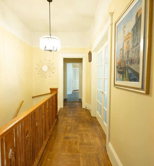 Building Photo - 1107 Broadway-SI ID1309749P