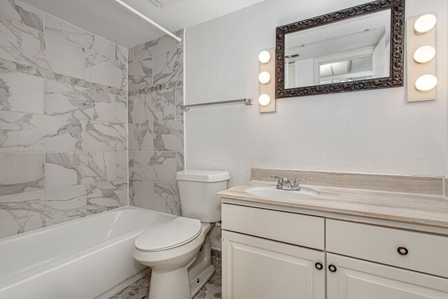 Building Photo - 10248 Regal Oaks Dr