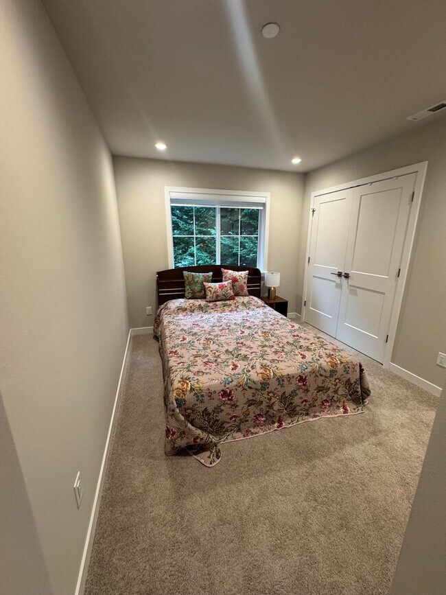 Building Photo - Luxury 3  Bedroom 2.5 Bath Townhome Located in Kirkland