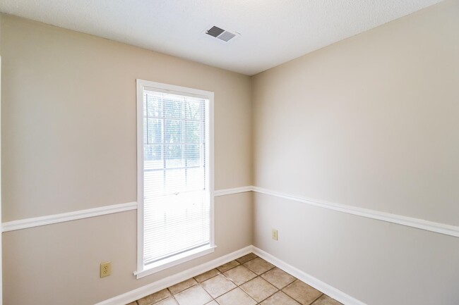 Building Photo - 1065 Llano Cove